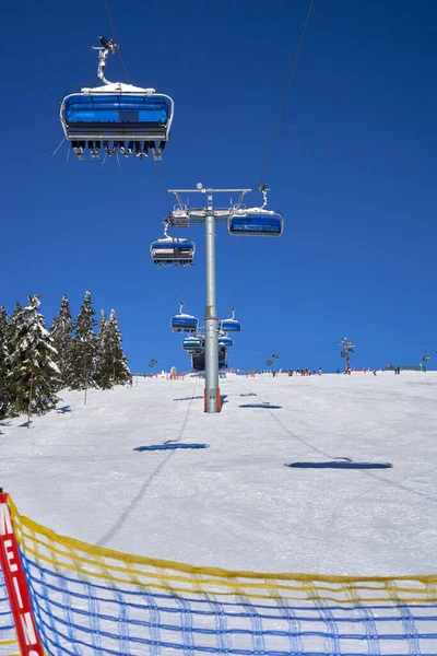 Feldberg Allemagne Février 2023 Ropeway Transporte Skieurs Snowboarders Sommet Montagne — Photo