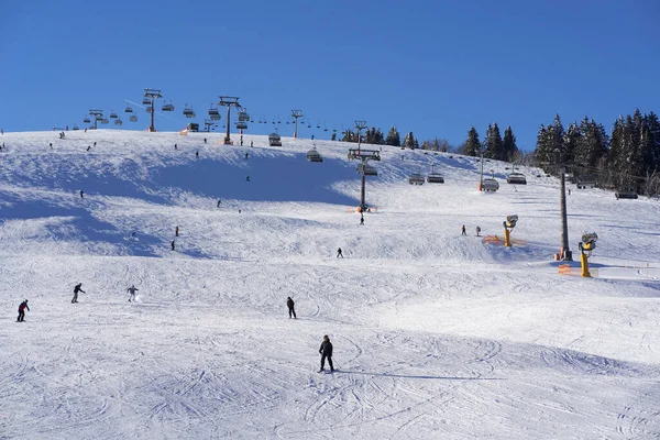 Feldberg Black Forest 2022年2月8日 滑雪和滑雪板骑手在雪地上 在山上的电梯操作 晴朗的冬日 — 图库照片