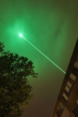 Fabrika binasının üstünde gece yeşil lazer. Makineler ve alet teknolojisi. Stuttgart, Ditzingen.