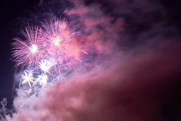 Yeni yıl havai fişeklerinden partikül madde ve karbondioksite maruz kalma. Hava kirliliği nedeniyle iklim değişikliği çevreye zarar verir.