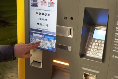 Tubingen, Almanya - 31 Aralık 2023: cezasız park sistemine bakın. Dijital ekranlı makine.