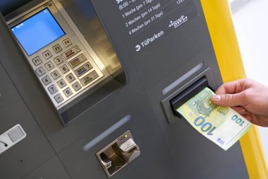 Tubingen, Almanya - 31 Aralık 2023: makinede ödeme. Otoparkta ücretler pahalıdır..