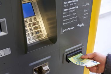 Tubingen, Almanya - 31 Aralık 2023: ATM kapanışı. Bir sürü parayla öde. 2024 'te otopark pahalı olacak..