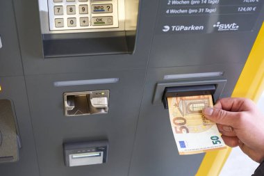 Tubingen, Almanya - 31 Aralık 2023: ATM kapanışı. Bir sürü parayla öde. 2024 'te otopark pahalı olacak..