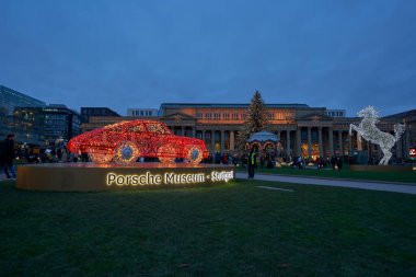 Stuttgart, Almanya - 26 Aralık 2023: WASEN - STUTTGART ön planda aydınlatılmış parlak ışıklı bir dönme dolap. Glanzlichter 'ı ön plana çıkarıyor. Almanya, Stuttgart.