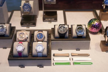 Stuttgart, Almanya - 16 Aralık 2022: Hublot mağaza vitrininde nöbet tutuyor. Zengin için pahalı lüks hediyeler. Alanın derinliği. Mükemmel Noel hediyesi.