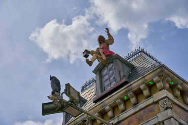 Stuttgart, Almanya - Mayıs - 06, 2023: Stuttgart 'ta bir bahar festivalinde hayalet tren yolculuğundaki animasyon cadı figürü, çatıya monte edilmiş, ürkütücü bir atmosfer yaratıyor..