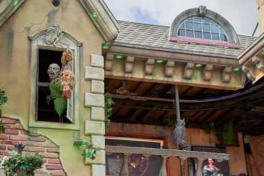 Stuttgart, Almanya - Mayıs - 06, 2023: Stuttgart bahar festivalinde ürkütücü hayalet tren yolculuğu.