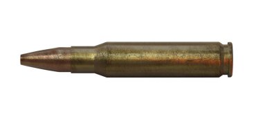 Eski AK-47 mermisi beyaz bir arka plan kırpma yolunda izole edilmiş..