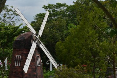 Parktaki yel değirmeni binasının bir kopyası.