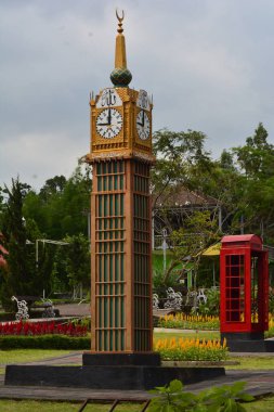 Parktaki saat kulesinin fotokopisi.