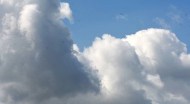 Gün boyunca bulutlu bir gökyüzünün arkaplan fotoğrafı