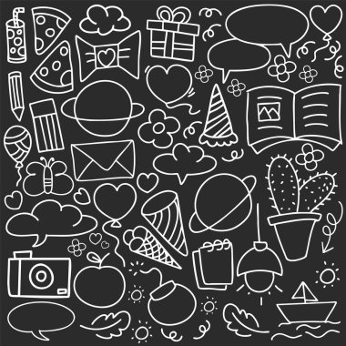 Basit çizim çizimi biçimi ögeleri. Hitam arka planında izole edilmiş şirin kalem çizgileri. Donuk kalp, baloncuk, dekorasyon sembolü, beyaz simge seti. Vektör illüstrasyonu.