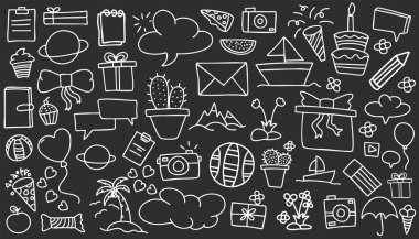 Basit çizim çizimi biçimi ögeleri. Siyah ve beyaz peyzajlara izole edilmiş şirin kalem çizgileri. Donuk kalp, baloncuk, dekorasyon sembolü, beyaz simge seti. Vektör illüstrasyonu.