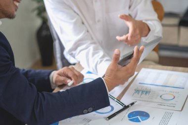 Pazarlama, Finansal, Muhasebe, Planlama, İş Takımı pazarlama stratejilerini planlamak ve şirket için kârlı yatırımlar yapmak için hesap makinesi ve grafik analizi kullanın.