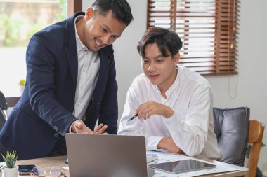 İş dünyası, pazarlama stratejileri planlamak ve şirket için kârlı yatırımlar yapmak için hesap makineleri ve grafik analiz bilgisayarları kullanır..