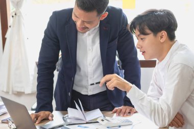 İş dünyası, pazarlama stratejileri planlamak ve şirket için kârlı yatırımlar yapmak için hesap makineleri ve grafik analiz bilgisayarları kullanır..