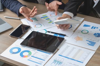 İş dünyası, pazarlama stratejileri planlamak ve şirket için kârlı yatırımlar yapmak için hesap makineleri ve grafik analiz bilgisayarları kullanır..