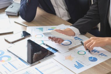 İş dünyası, pazarlama stratejileri planlamak ve şirket için kârlı yatırımlar yapmak için hesap makineleri ve grafik analiz bilgisayarları kullanır..