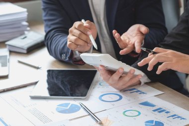 İş dünyası, pazarlama stratejileri planlamak ve şirket için kârlı yatırımlar yapmak için hesap makineleri ve grafik analiz bilgisayarları kullanır..
