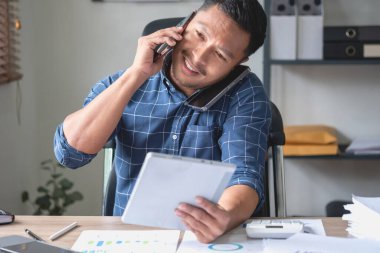 Müşterilerle iletişim kurmak için iki cep telefonu kullanan bir iş adamı zordur. Konsept meşgul..