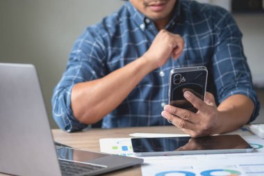 Müşterilerle iletişim kurmak için iki cep telefonu kullanan bir iş adamı zordur. Konsept meşgul..