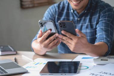 Müşterilerle iletişim kurmak için iki cep telefonu kullanan bir iş adamı zordur. Konsept meşgul..