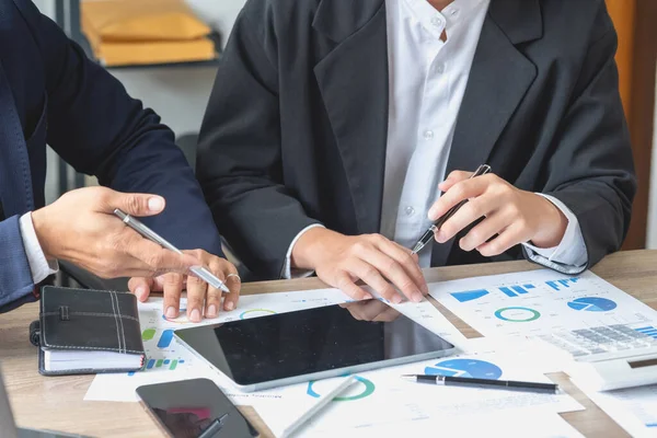 Team Van Het Bedrijfsleven Gebruik Rekenmachines Grafiek Analyse Computer Laptop — Stockfoto