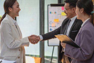 İş adamlarından oluşan bir ekip, kârlı bir satış ekibi kurmak için satış temsilcisi olarak el ele tutuşuyor..