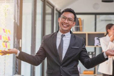 Pazarlama, Finansal, Muhasebe, Planlama, İşadamı başarılı bir şirket için yıllık kâr elde etmekten duyduğu neşeyi dile getiriyor..