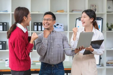 Pazarlama, Finansal, Muhasebe, Planlama, Takım işi, başarılı bir şirket için yıllık kazanç sağlamaktan duyduğu neşeyi ifade ediyor..