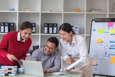 Pazarlama, Finans, Muhasebe, Planlama. Şirket, pazarlamacılardan oluşan bir ekip. Şirket, dizüstü bilgisayar grafikleri, hesap makineleri ve tabletleri kullanarak kârı analiz ediyor.