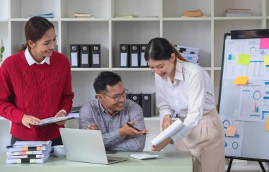 Pazarlama, Finans, Muhasebe, Planlama. Şirket, pazarlamacılardan oluşan bir ekip. Şirket, dizüstü bilgisayar grafikleri, hesap makineleri ve tabletleri kullanarak kârı analiz ediyor.