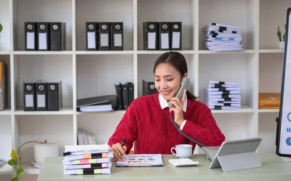 Bizneswoman Trzymająca Telefon Rozmawiająca Swoim Przełożonym Pokazująca Swoje Dane Wykresach — Zdjęcie stockowe