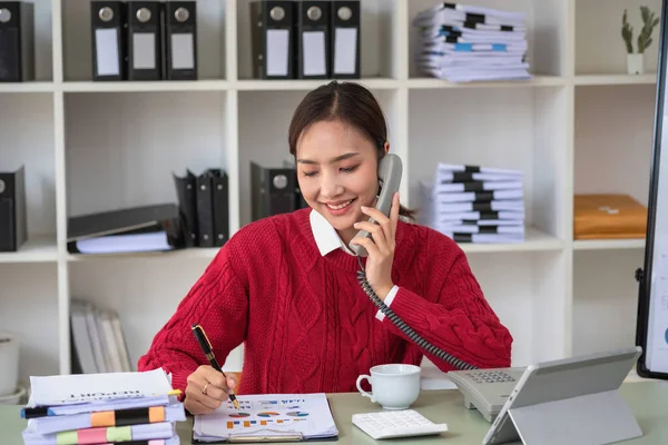 Bizneswoman Trzymająca Telefon Rozmawiająca Swoim Przełożonym Pokazująca Swoje Dane Wykresach — Zdjęcie stockowe