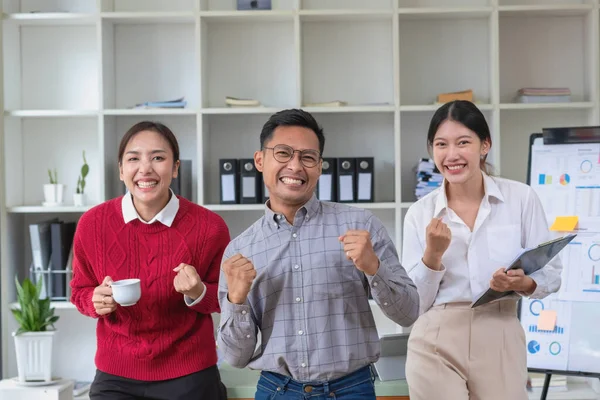 Pazarlama, Finansal, Muhasebe, Planlama, Takım işi, başarılı bir şirket için yıllık kazanç sağlamaktan duyduğu neşeyi ifade ediyor..