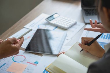 İş dünyası, pazarlama stratejileri planlamak ve şirket için kârlı yatırımlar yapmak için hesap makineleri ve grafik analiz bilgisayarları kullanır..