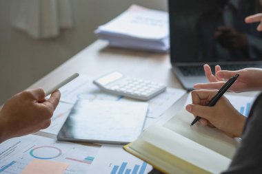 İş dünyası, pazarlama stratejileri planlamak ve şirket için kârlı yatırımlar yapmak için hesap makineleri ve grafik analiz bilgisayarları kullanır..