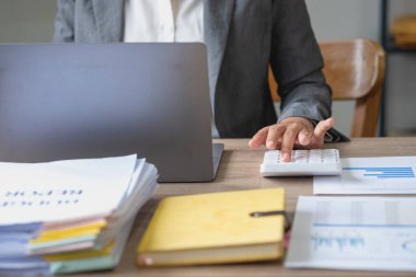 Pazarlama, Finansal, Muhasebe, Planlama, İş kadınları şirket sonuçlarını ve karlarını grafik istatistikleriyle analiz eder. Şirketi hesaplamak için dizüstü bilgisayar ve hesap makinesi kullanın..