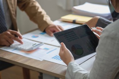 Pazarlama, Finansal, Muhasebe, Planlama, İş Takımı pazarlama stratejilerini planlamak ve şirket için kârlı yatırımlar yapmak için hesap makinesi ve grafik analizi kullanın.