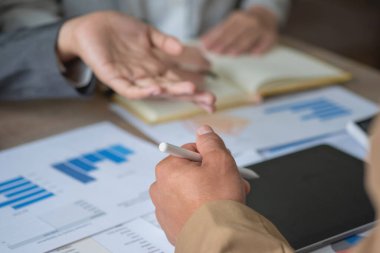 Pazarlama, Finans, Muhasebe, Planlama. Şirket, pazarlamacılardan oluşan bir ekip. Şirket, dizüstü bilgisayar grafikleri, hesap makineleri ve tabletleri kullanarak kârı analiz ediyor.