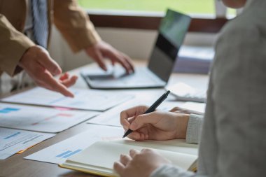 Pazarlama, Finans, Muhasebe, Planlama. Şirket, pazarlamacılardan oluşan bir ekip. Şirket, dizüstü bilgisayar grafikleri, hesap makineleri ve tabletleri kullanarak kârı analiz ediyor.