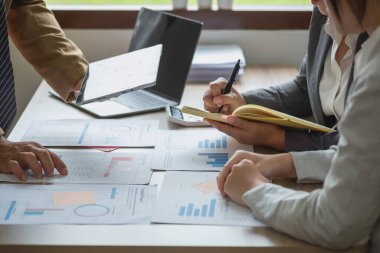 Pazarlama, Finansal, Muhasebe, Planlama, İş Takımı pazarlama stratejilerini planlamak ve şirket için kârlı yatırımlar yapmak için hesap makinesi ve grafik analizi kullanın.