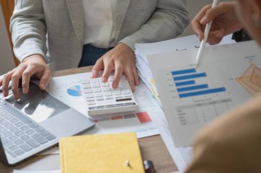 Pazarlama, Finans, Muhasebe, Planlama, İş Takımı hesap makineleri ve grafik analiz bilgisayarları kullanarak pazarlama stratejileri planlamak ve şirket için kârlı yatırımlar yapmak için bilgisayar tabletleri kullanın.