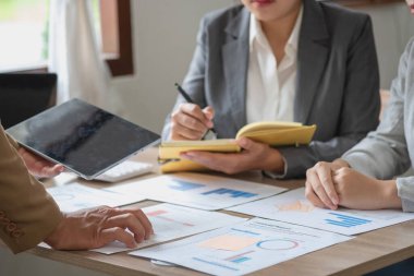 Pazarlama, Finans, Muhasebe, Planlama, İş Takımı hesap makineleri ve grafik analiz bilgisayarları kullanarak pazarlama stratejileri planlamak ve şirket için kârlı yatırımlar yapmak için bilgisayar tabletleri kullanın.