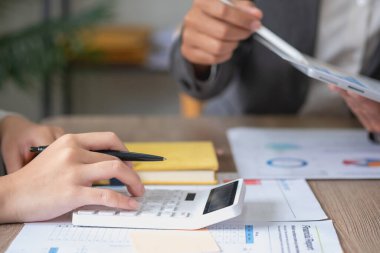 Pazarlama, Finans, Muhasebe, Planlama, İş Takımı hesap makineleri ve grafik analiz bilgisayarları kullanarak pazarlama stratejileri planlamak ve şirket için kârlı yatırımlar yapmak için bilgisayar tabletleri kullanın.