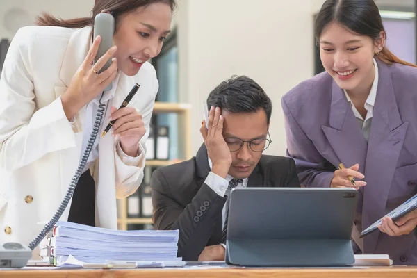 Ein Team Von Drei Asiatischen Geschäftsleuten Arbeitet Einem Büro Dem — Stockfoto