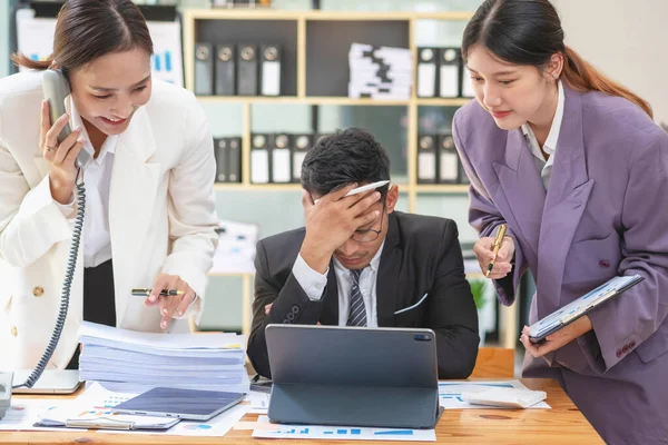 Ein Team Von Drei Asiatischen Geschäftsleuten Arbeitet Einem Büro Dem — Stockfoto