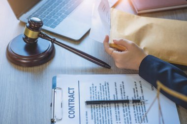 Hukuk, Avukat, Anlaşma, Sözleşme, Avukat, Dava konularında danışmanlık ve bir avukat olarak müşterilerden ev ve arazi ipoteği şikayetleri almak için sözleşme imzalama. kavram avukatı