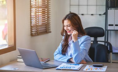 Pazarlama, Finansal, Muhasebe, Planlama, Asyalı iş kadını güzel yapraklı takım lideri başarılı bir şirket çalışmasından sonra sevinç göstergesi..